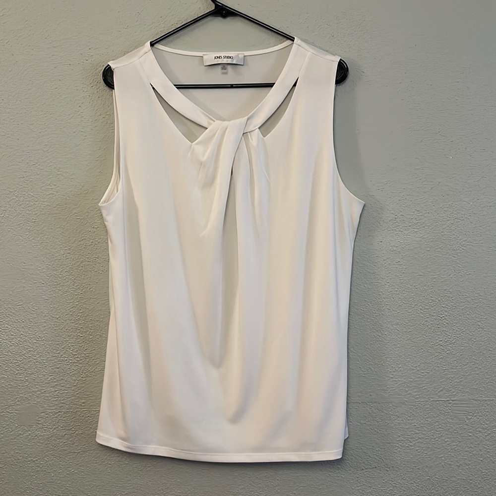 Beautiful sleeveless white top